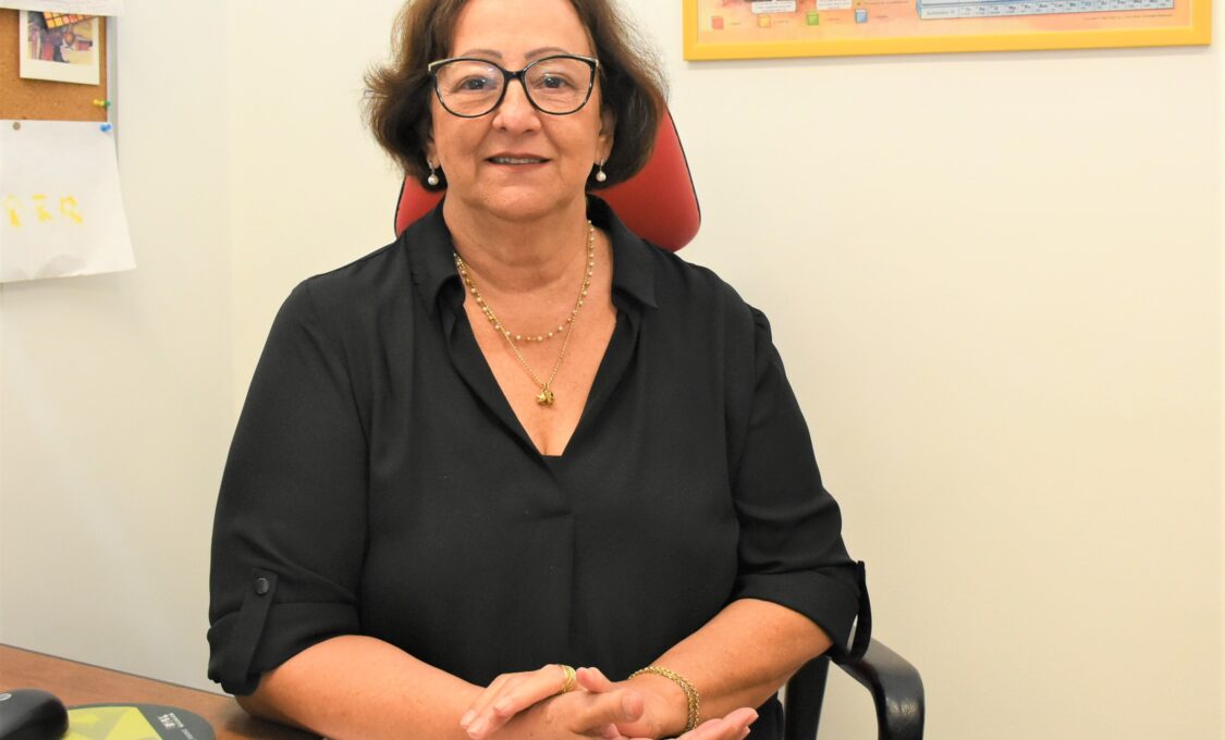 Ela trabalha para melhorar o acesso a medicamentos pela população brasileira