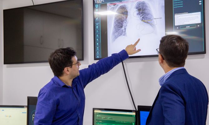 Osvaldo Landi Júnior, gerente médico da Fidi, e Werlley Januzzi, responsável pelo pronto-socorro do HSPE, examinam resultados de raios-X processados com IA. (Foto: Divulgação)